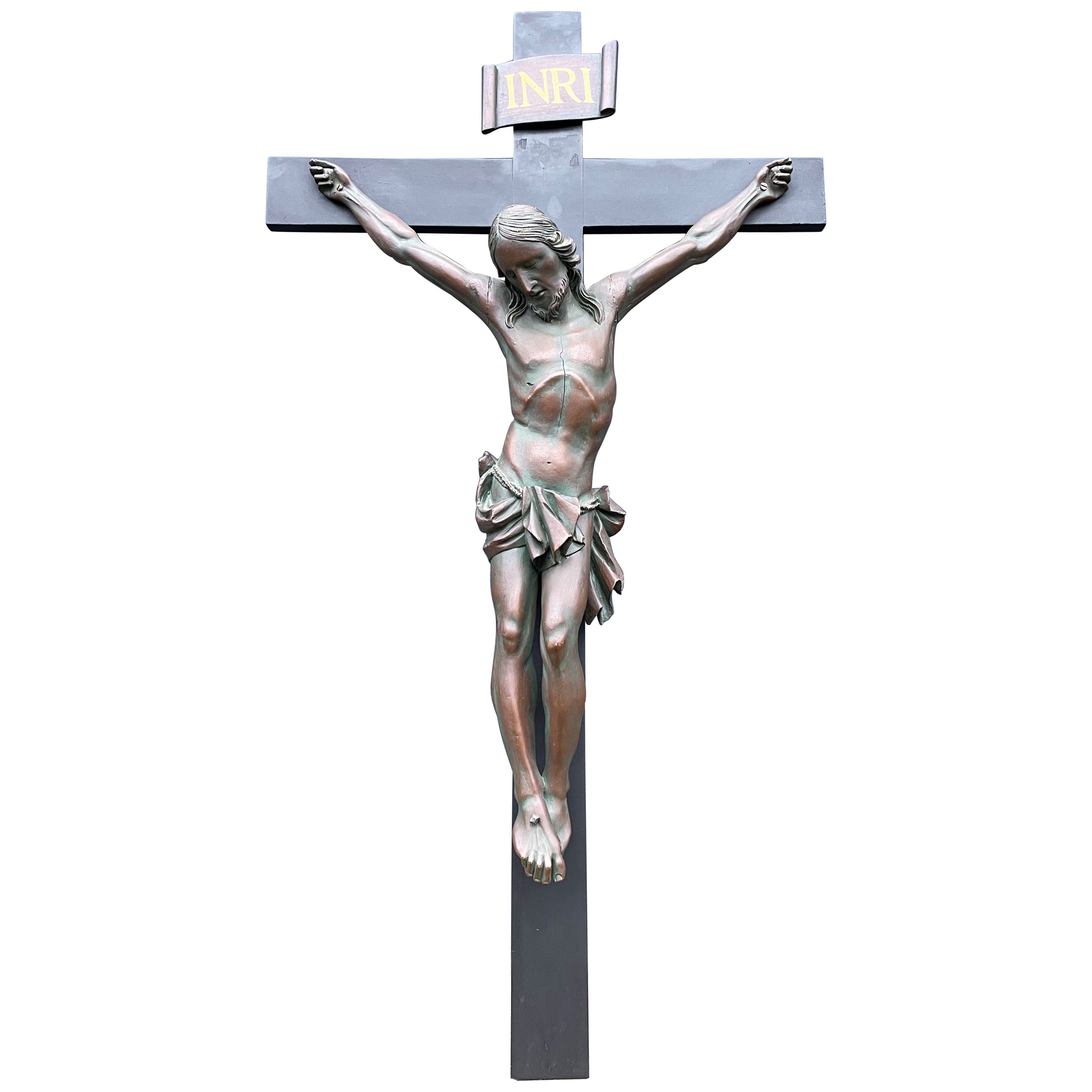 Grand crucifix ancien avec un Corpus en bois sculpté et bronzé à la main de Jésus des années 1800