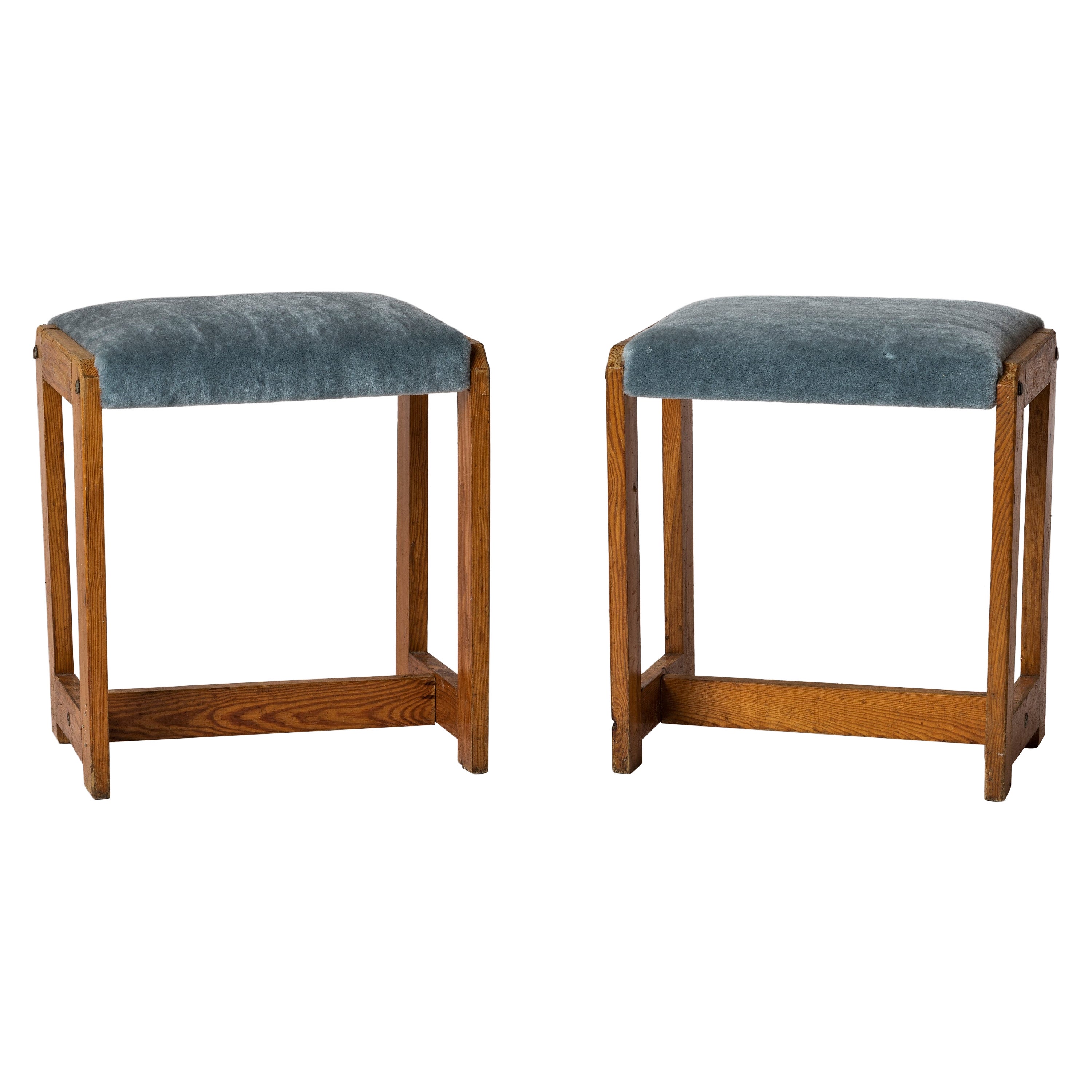 Paar „Mobilier de Montagne“-Bänke aus Kiefernholz und blauem Mohair – Frankreich 1970er Jahre 