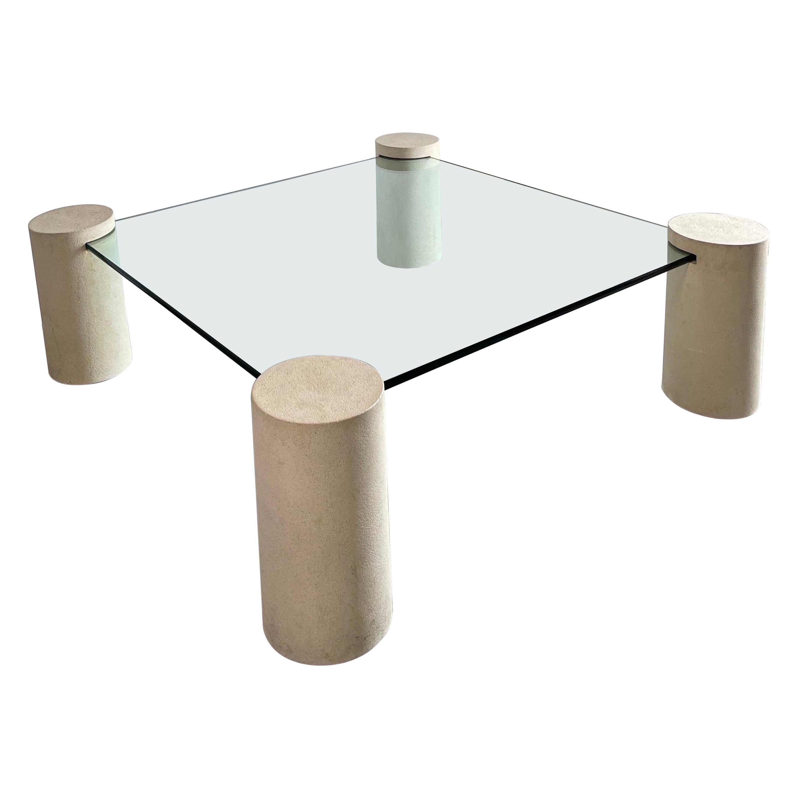 Table basse postmoderne à colonnes en plâtre dans le style de Massimo Vignelli
