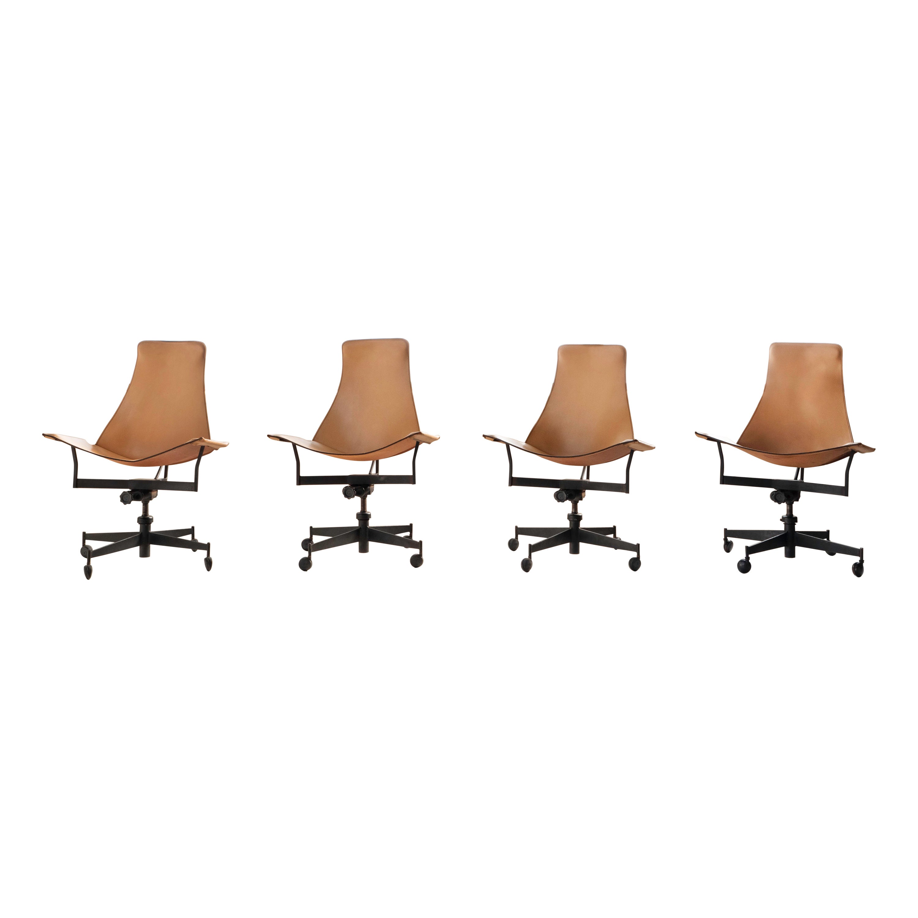 Chaises de bureau pivotantes William Katavolos en fer et cuir, États-Unis, années 1950 en vente