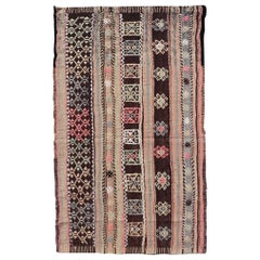 Vieux tissu turc rayé tissé à la main  Kilim avec design géométrique 