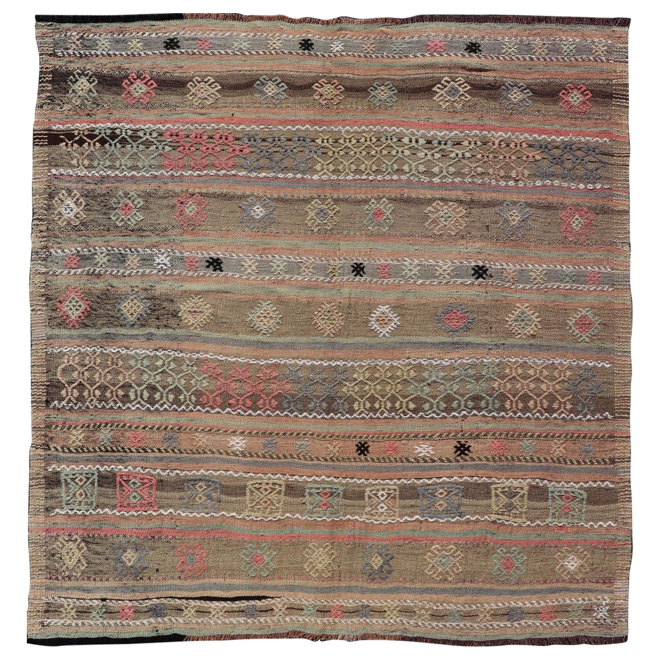 Tapis Kilim turc vintage brodé de taille carrée en vente