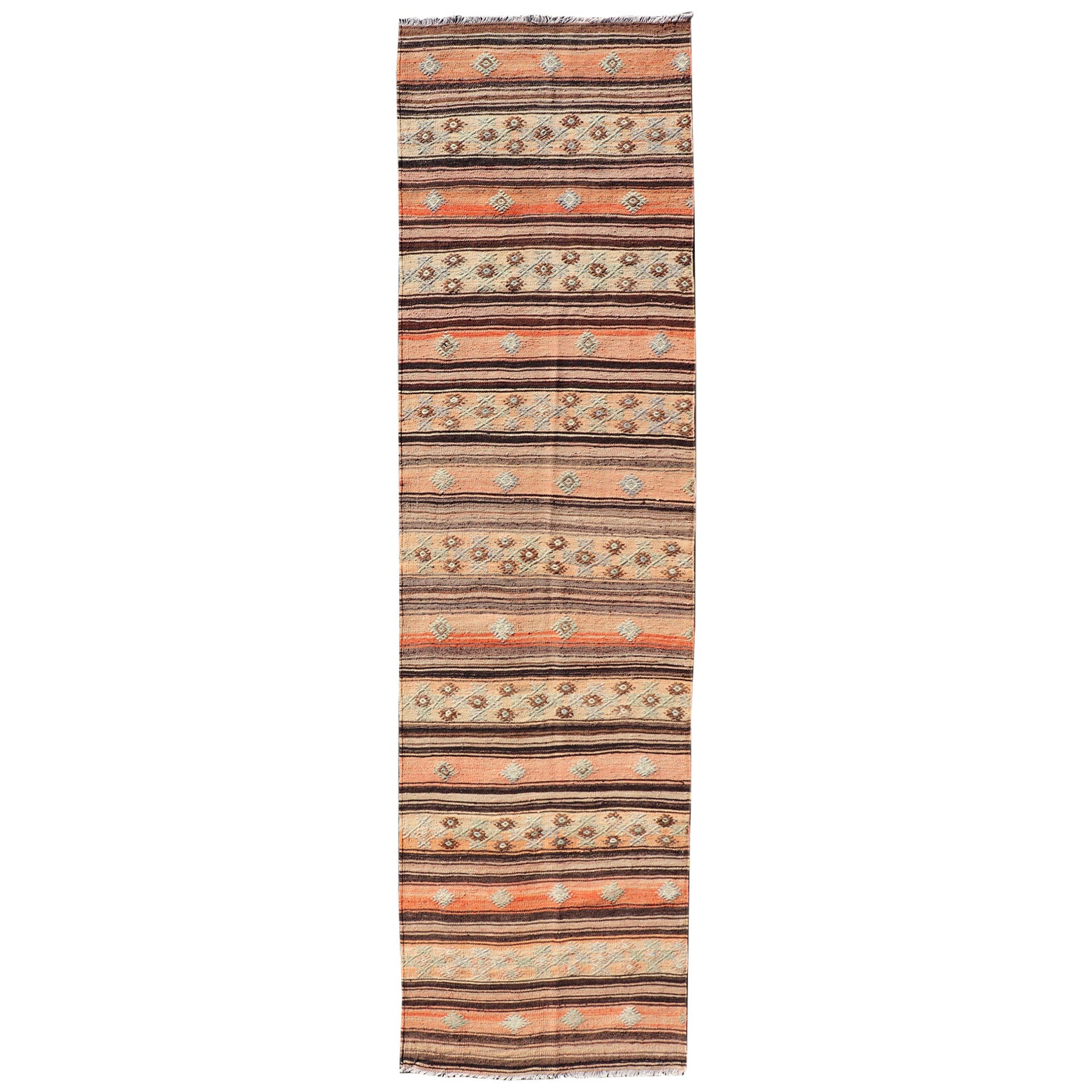 Tapis de course Kilim turc vintage avec des rayures en Tan, Brown et Orange