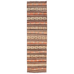 Türkischer Vintage-Kilim-Läufer mit Streifen in Tan, Brown und Orange