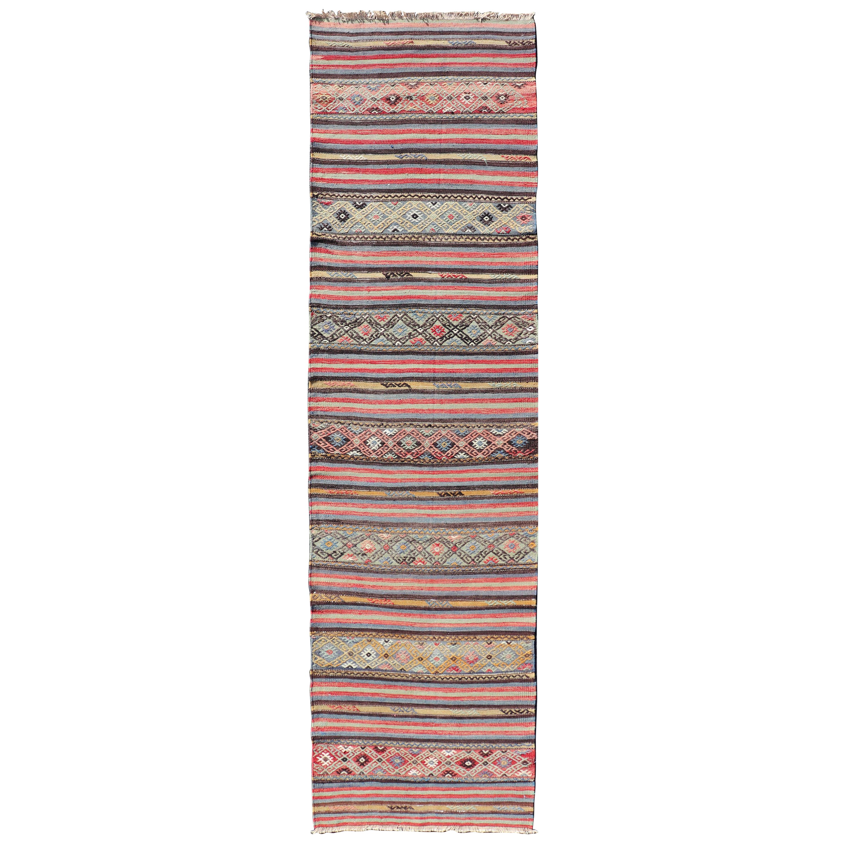 Kilim turc vintage à rayures horizontales et motifs tribaux dans des tons vifs en vente