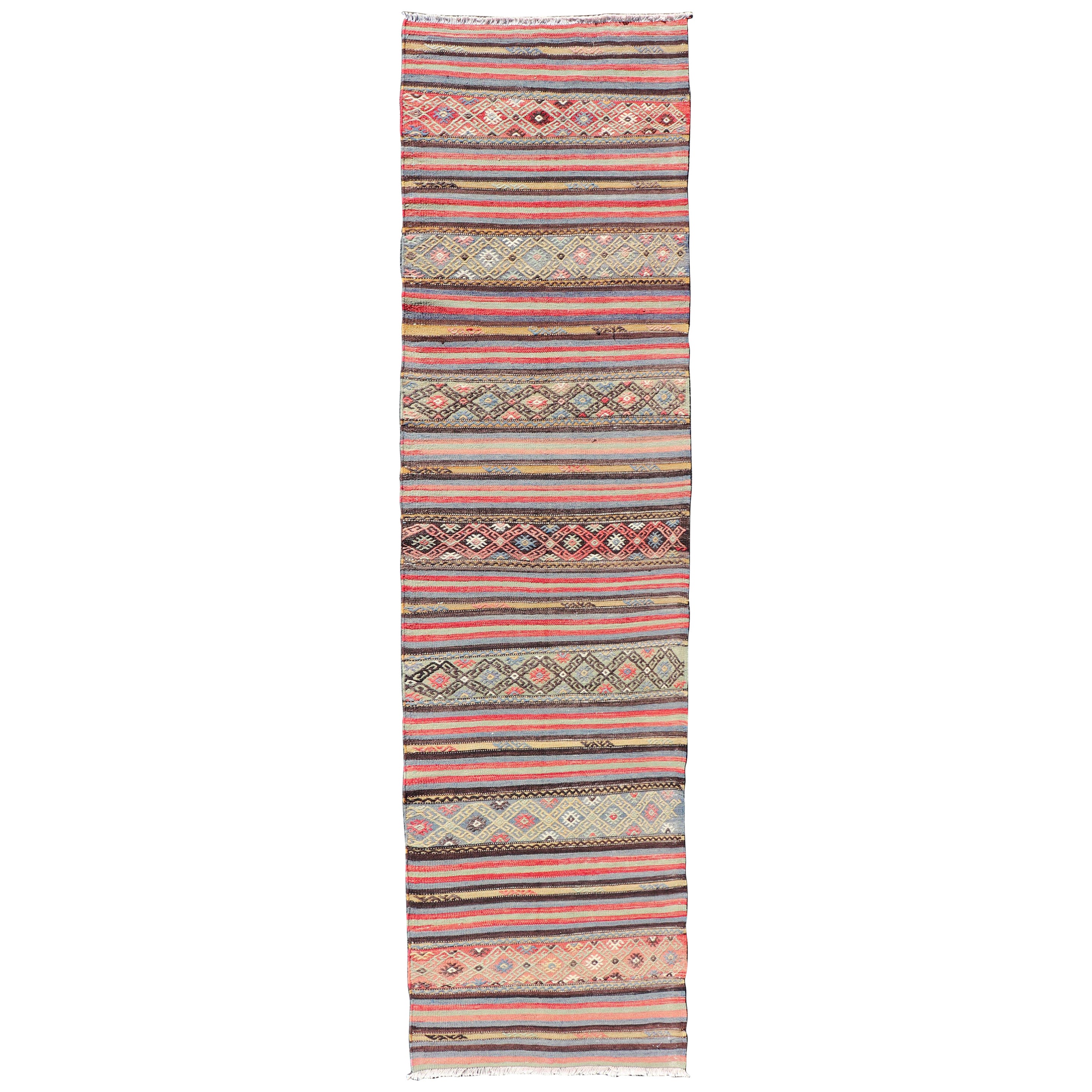 Kilim turc vintage à rayures horizontales et motifs tribaux dans des tons vifs