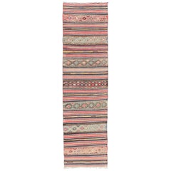 Türkischer Kelim mit horizontalen Streifen und Stammesmotiven in leuchtenden Tönen, Vintage