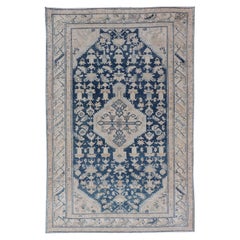 Tapis persan ancien Hamadan à fond bleu nuit avec motif taupe et bleu poudre