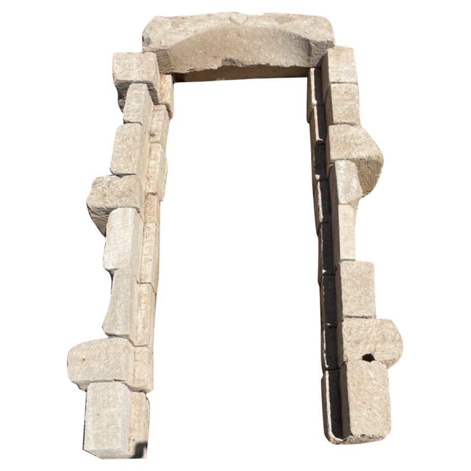 Contour de porte en pierre calcaire antique