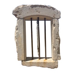 Encadrement de fenêtre en pierre calcaire antique avec barres en fer
