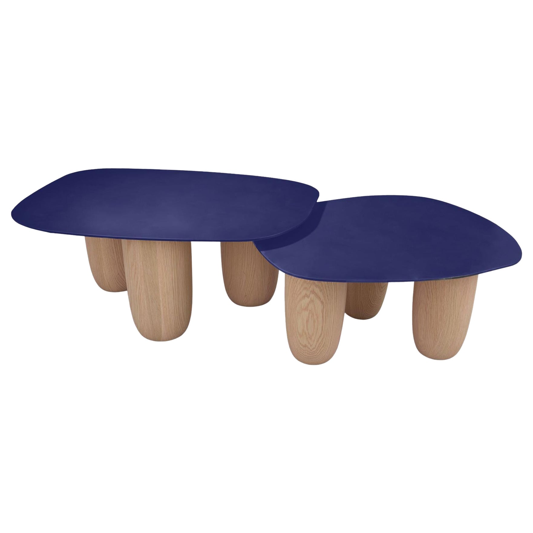 Zeitgenössische niedrige Tische aus blauer Stahlplatte mit Beinen aus natürlicher Eiche von Vivian Carbonell