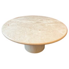 Table basse en travertin romain blanc par Le Lampade  17.5 ''''H x 47'' D'' (en anglais) 