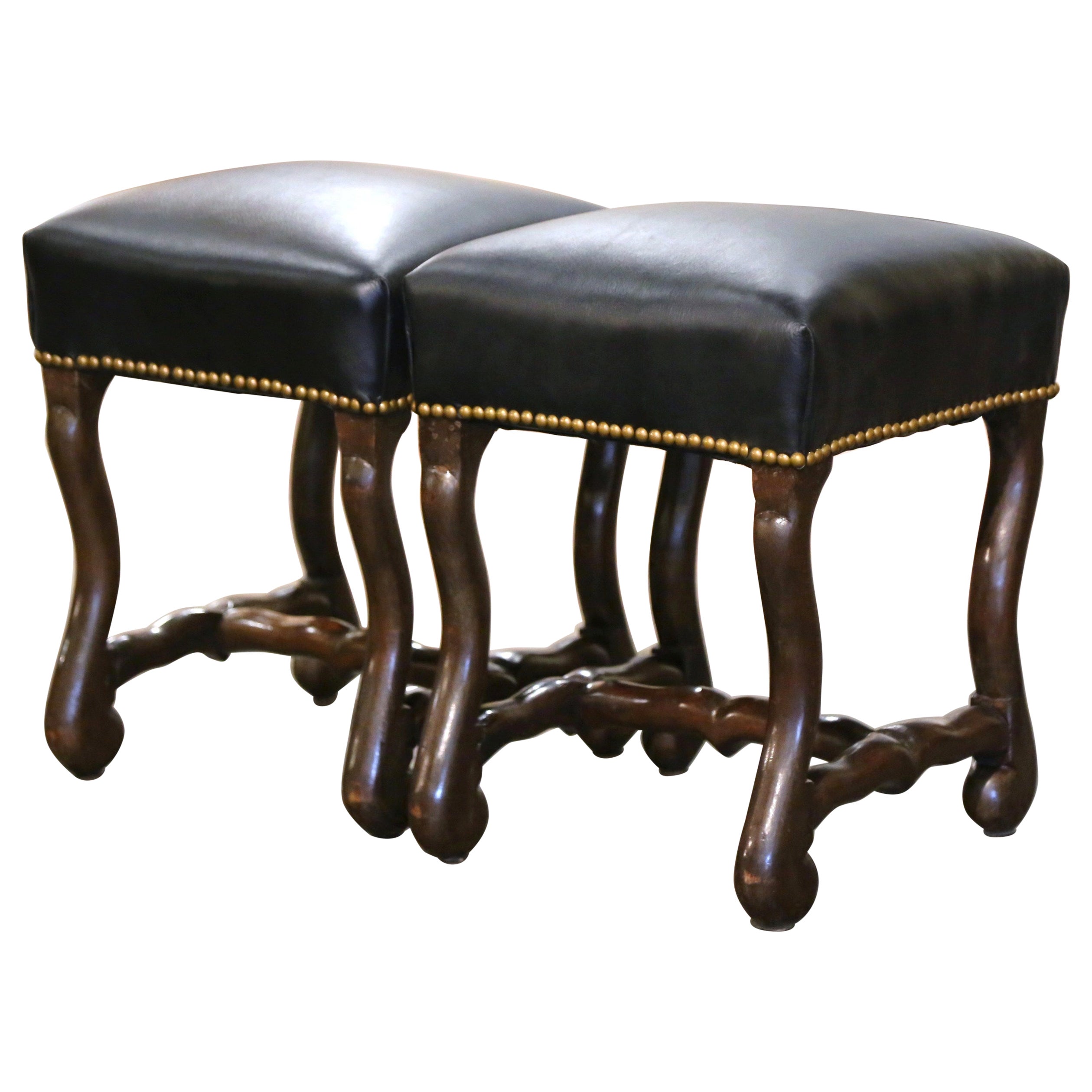 Paire de tabourets français du milieu du siècle en noyer sculpté avec dessus en cuir "Os de Mouton". Tabourets en vente