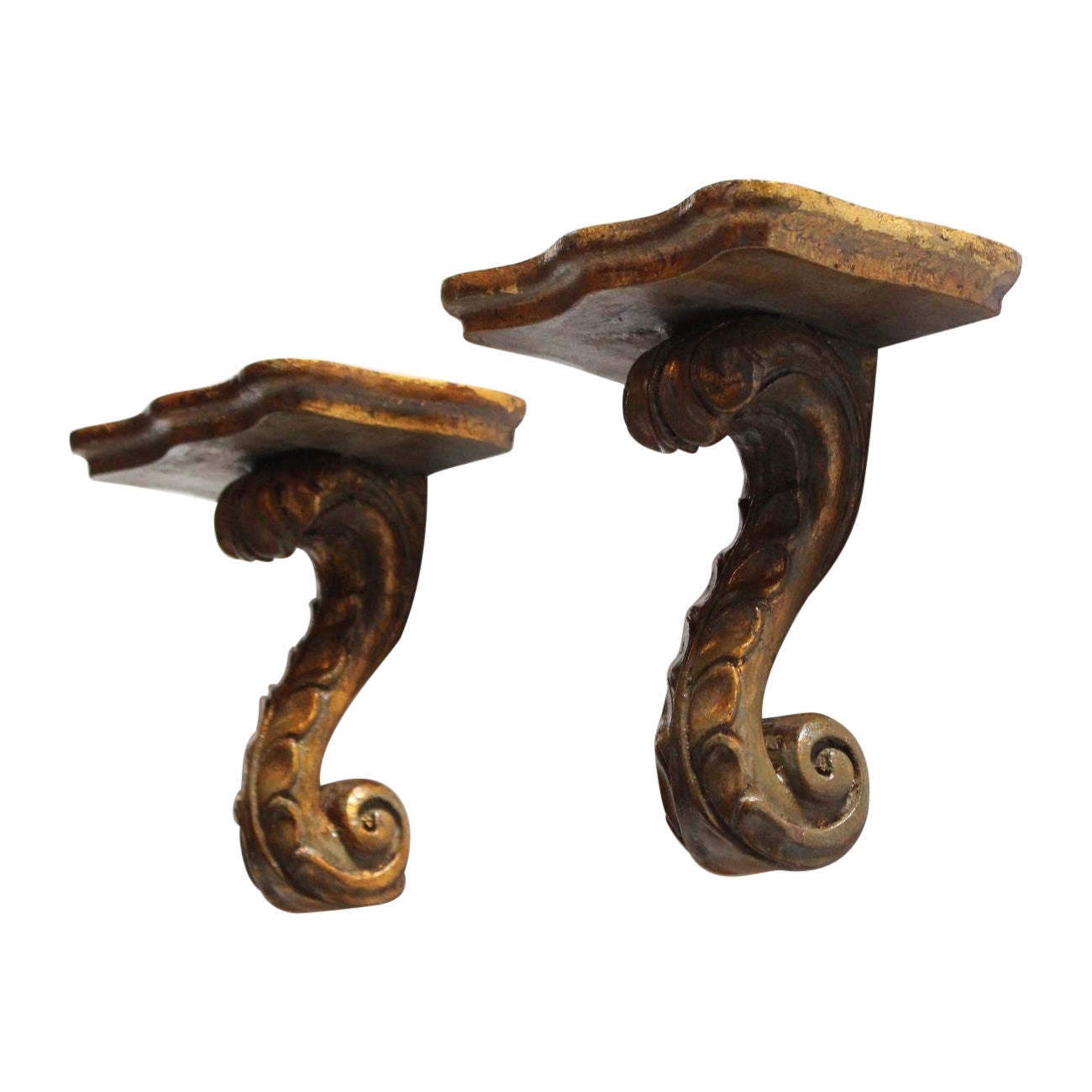 Paire de supports d'étagère en bois doré de style néoclassique à " volutes ". en vente