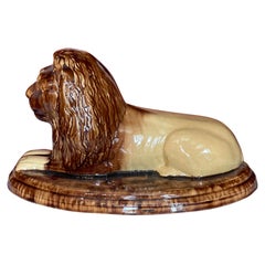 Antike amerikanische Gelbgeschirr-Keramik-Skulptur eines liegenden Löwen aus dem 19. Jahrhundert