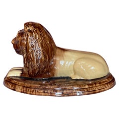 Sculpture de lion couché en poterie jaune américaine du 19e siècle