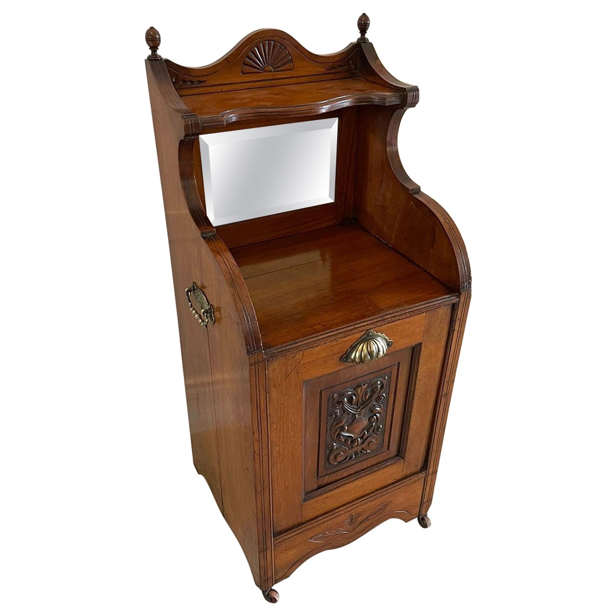 Boîte à charbon antique de qualité victorienne en noyer sculpté en vente