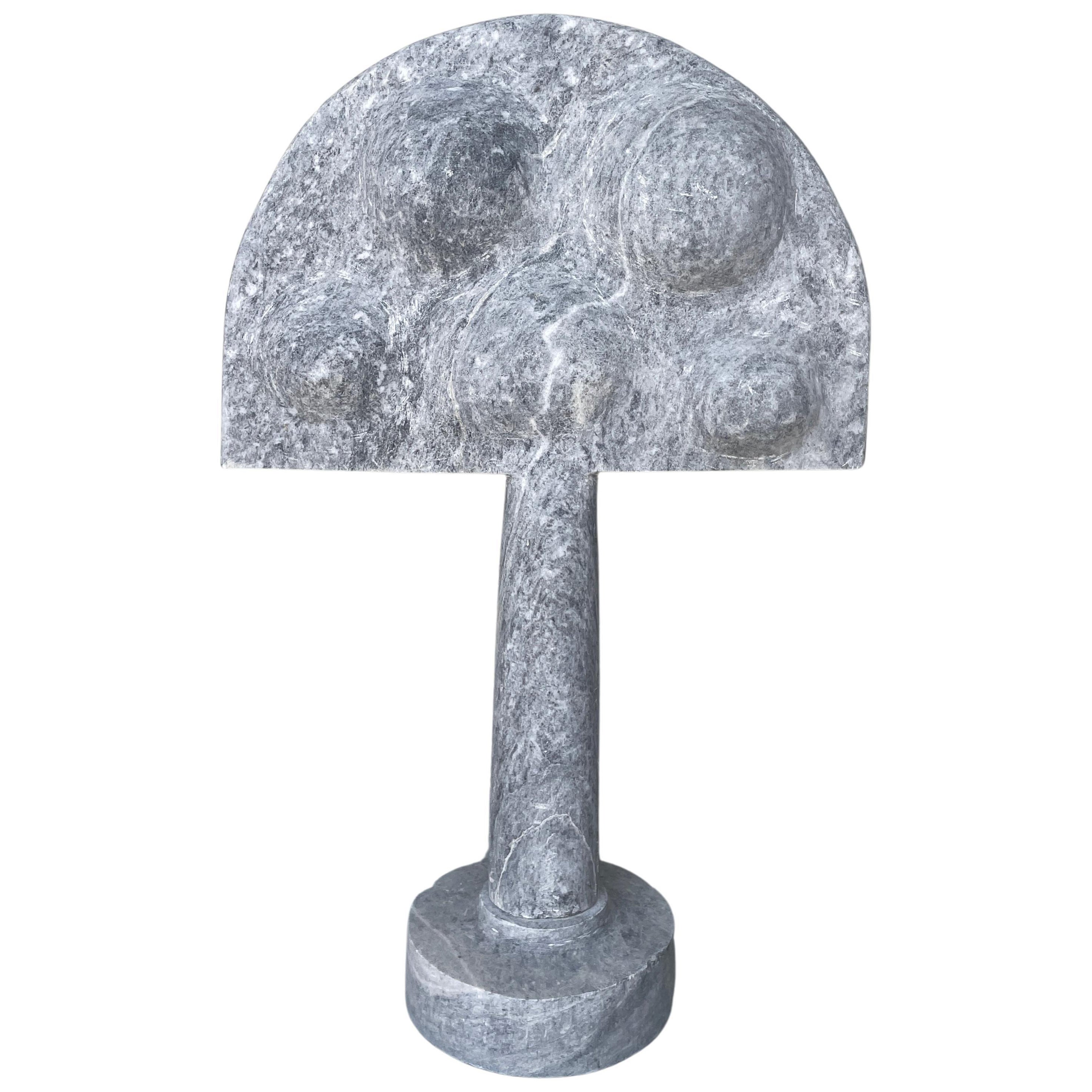 Wappenförmige Marmorskulptur von Tom Von Kaenel im Angebot