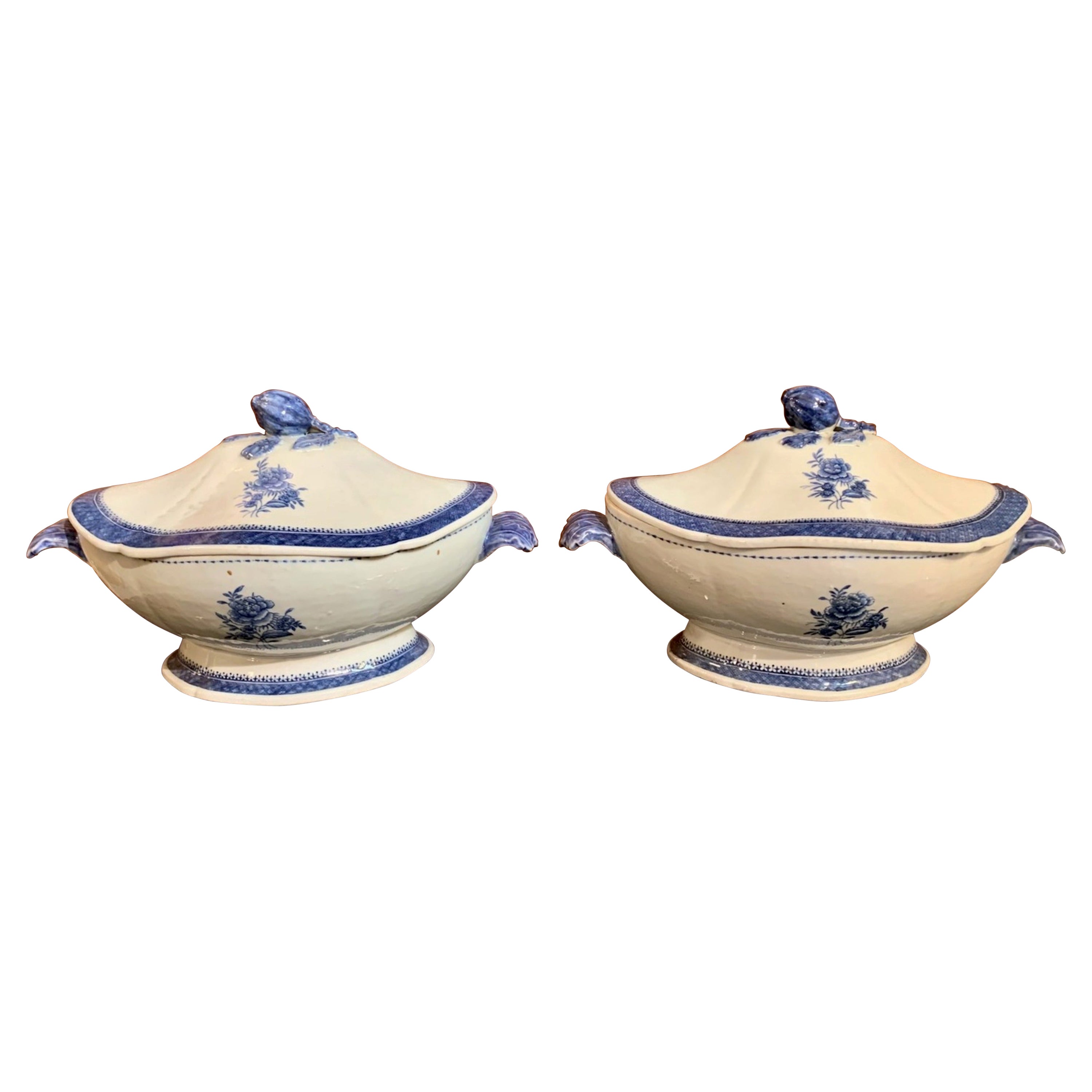Paar Chinesse Qianlong / Jiaqing Blaue und Whithe Porzellanterrinen aus dem 18. Jahrhundert im Angebot