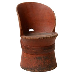 Kubbstol sueco fechado circa 1700 Asiento campesino de arte popular pintado de rojo