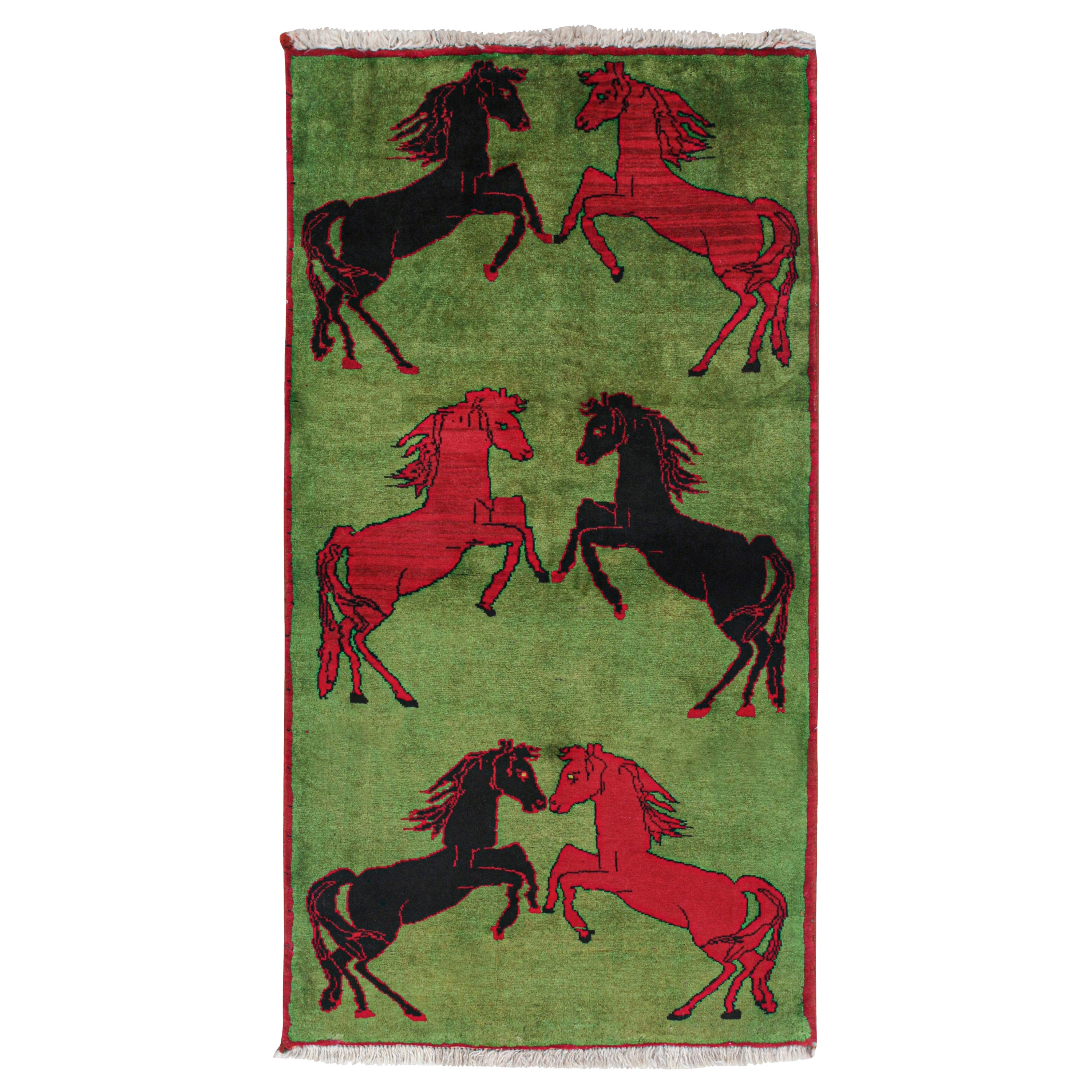 Persischer Vintage-Teppich in Grün mit schwarzen und roten Pferdebildern von Teppich & Kilim im Angebot
