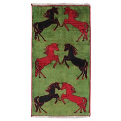 Persischer Vintage-Teppich in Grün mit schwarzen und roten Pferdebildern von Teppich & Kilim