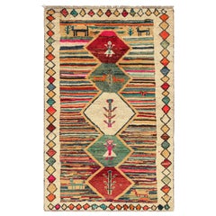 Tapis tribal persan vintage aux couleurs vives avec affiche de Rug & Kilim