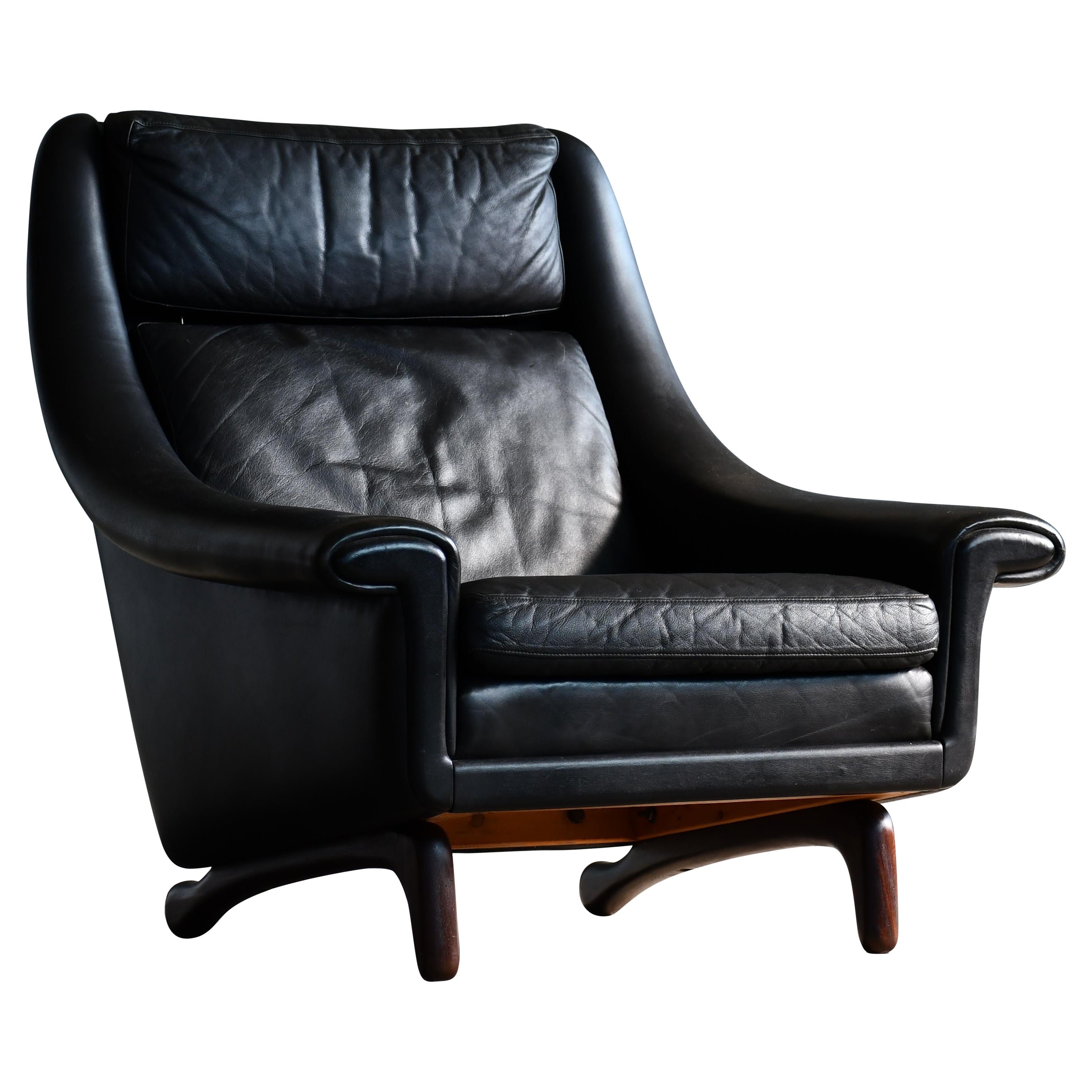 1960s Easy Lounge Chairs Model Matador in Black Leather and Teak Base  For Sale