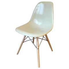 Eames Pergament DSW Esszimmerstühle von Herman Miller