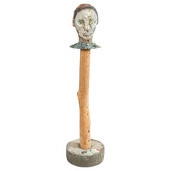 Sculpture d'Ira Yeager représentant une tête de clown perroquet sur pied