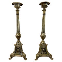 Grande paire de chandeliers victoriens anciens en laiton de qualité