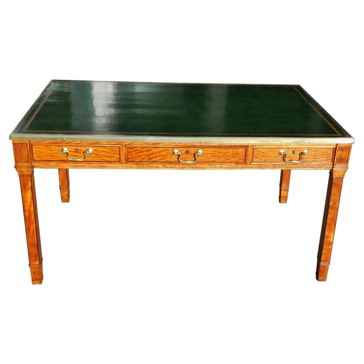 Englischer Partner-Schreibtisch aus Sechs Schubladen aus Seidenholz mit Lederplatte und Messingbeschlägen, um 1780  im Angebot