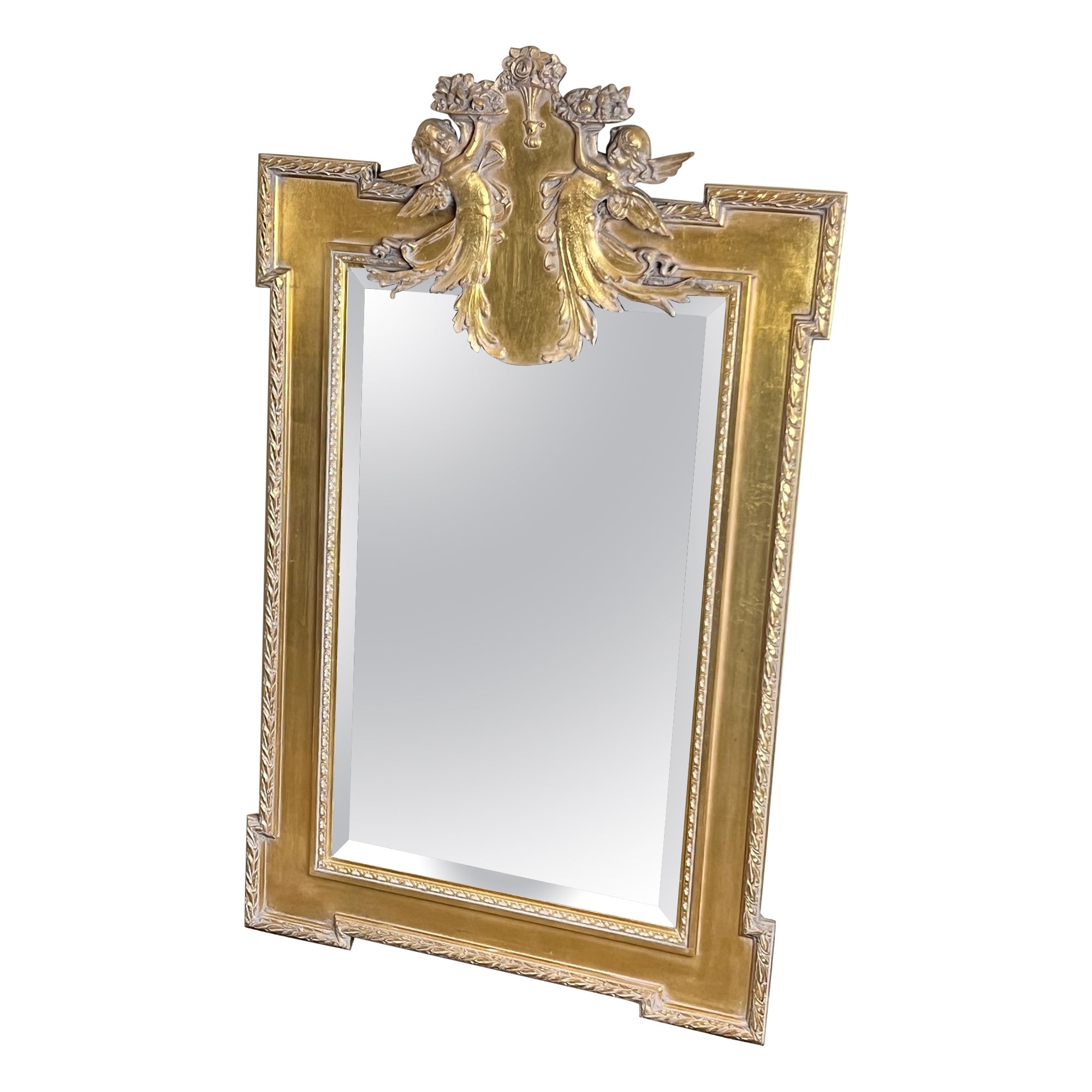 Miroir en bois doré de style néoclassique du 20e siècle avec chérubin et décoration florale en vente