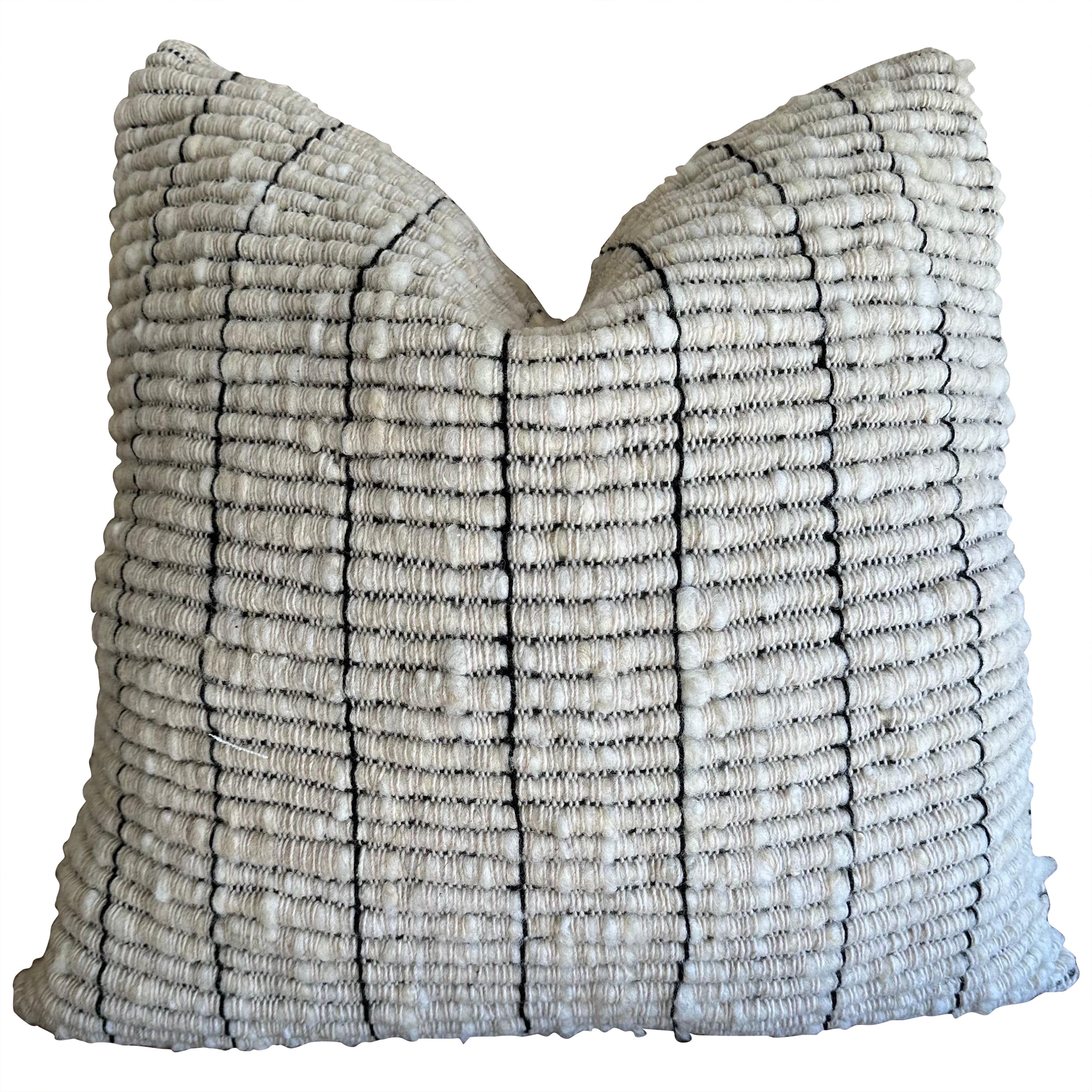 Feliz: Handgefertigtes Kissen aus organischer Wolle in Weichweiß
