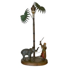 Lampe de table d'antiquités Arabian Baby Elephant & Trainer, années 1910