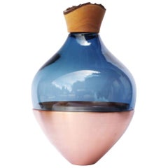 Vase empilable India en verre soufflé sculpté bleu et cuivre, Pia Wüstenberg