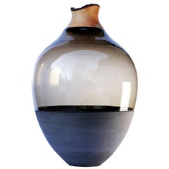 TSV4 Gefäß aus mundgeblasenem grauem Glas und Keramik, Pia Wüstenberg