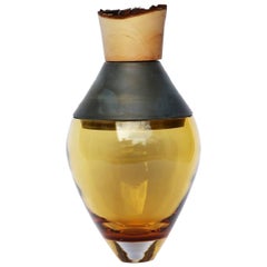 Petit vase d'Inde en ambre et laiton patiné I, Pia Wüstenberg