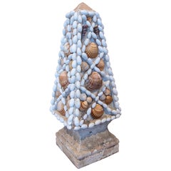 Obelisco francese in terracotta naturale decorato con conchiglie