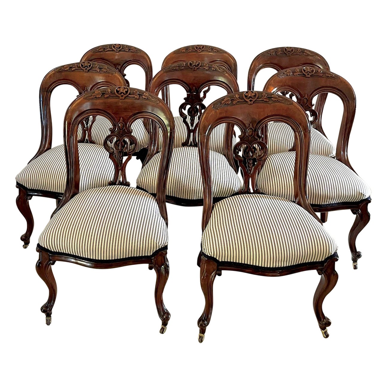 Ensemble inhabituel de 8 chaises de bibliothèque/de salle à manger de qualité victorienne ancienne en acajou sculpté en vente