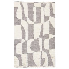 Alfombra moderna abstracta de lana de estilo marroquí hecha a mano en blanco y gris by Apadana