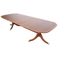 Table de salle à manger à double piédestal en acajou à bandes de style géorgien Stickley, nouvellement revernie