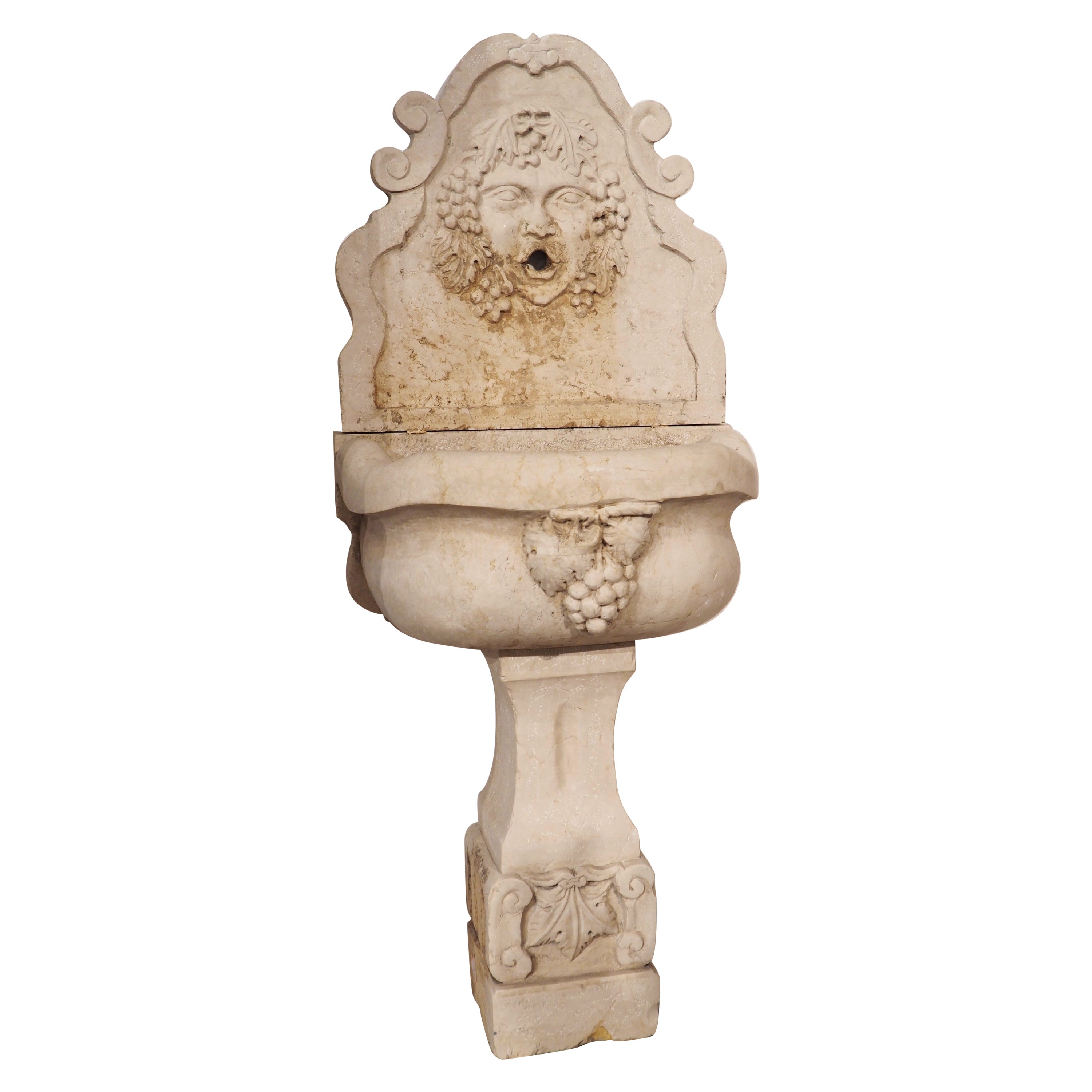 Geschnitzter italienischer 3-teiliger Wandbrunnen aus Marmor mit Bacchus- und Traubenmotiven