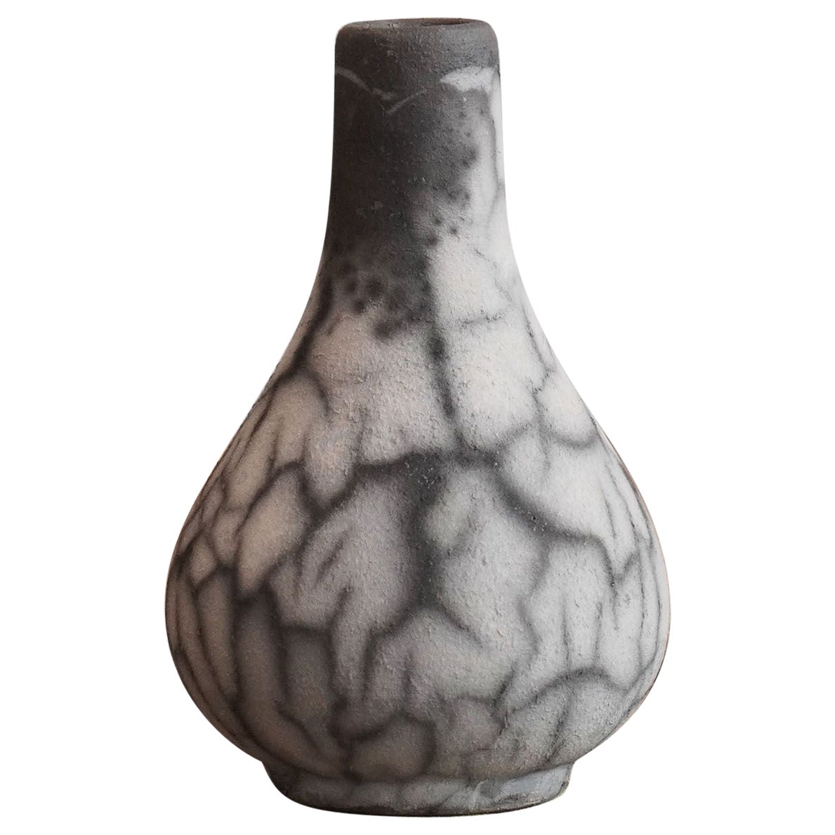 Mini vase en céramique Raku fumée Hana W, cadeau de décoration intérieure fait à la main en vente