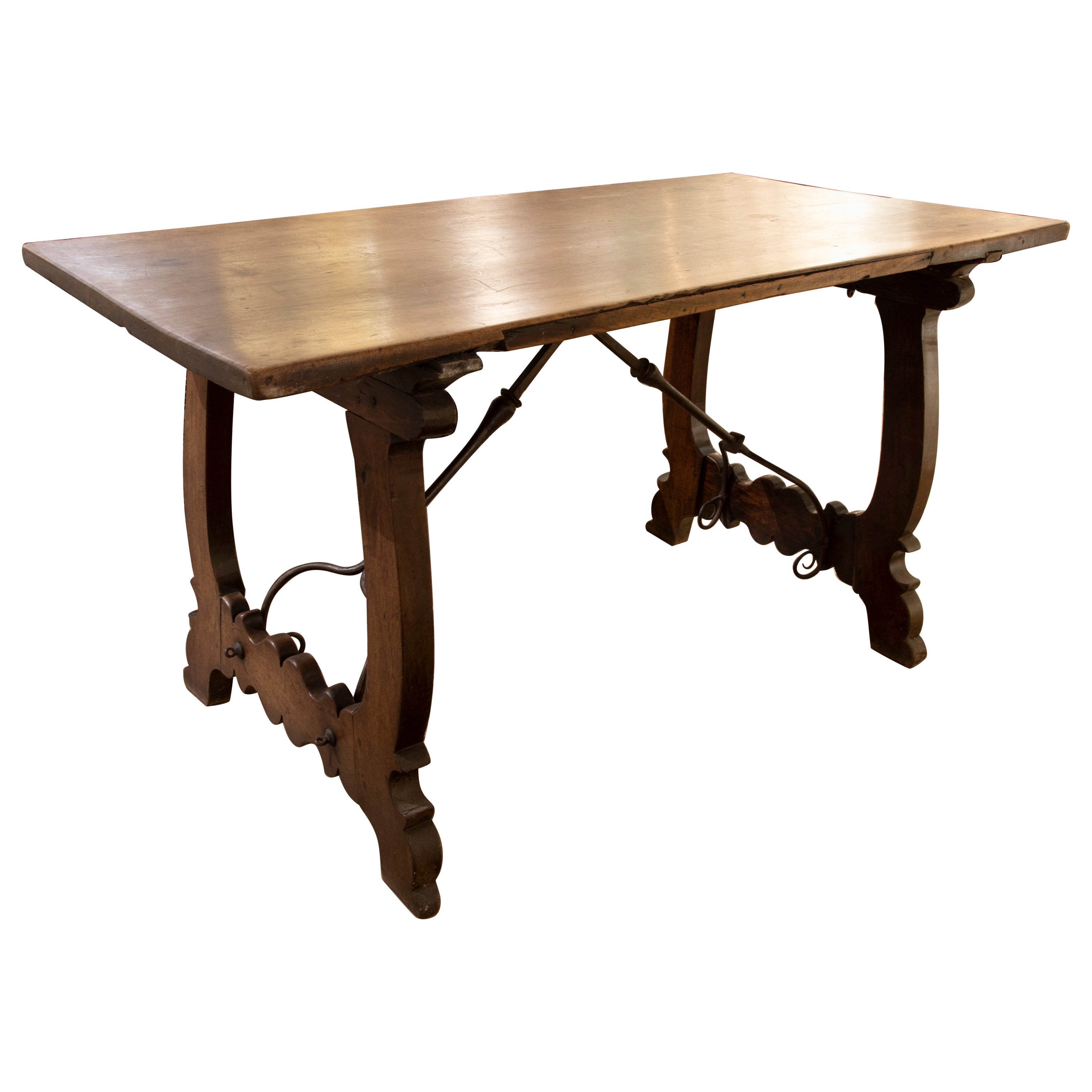 Spanischer Tisch aus Nussbaumholz mit Leierbeinen aus dem 18. Jahrhundert, verbunden mit Original-Eisen