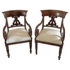 Paire de fauteuils de bureau anciens de qualité exceptionnelle en acajou sculpté de style Régence