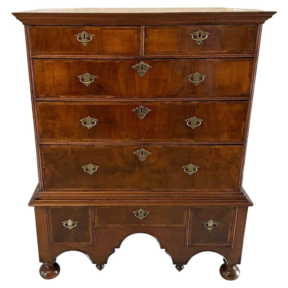 Ancienne commode en noyer figuré de qualité William and Mary sur pied  en vente