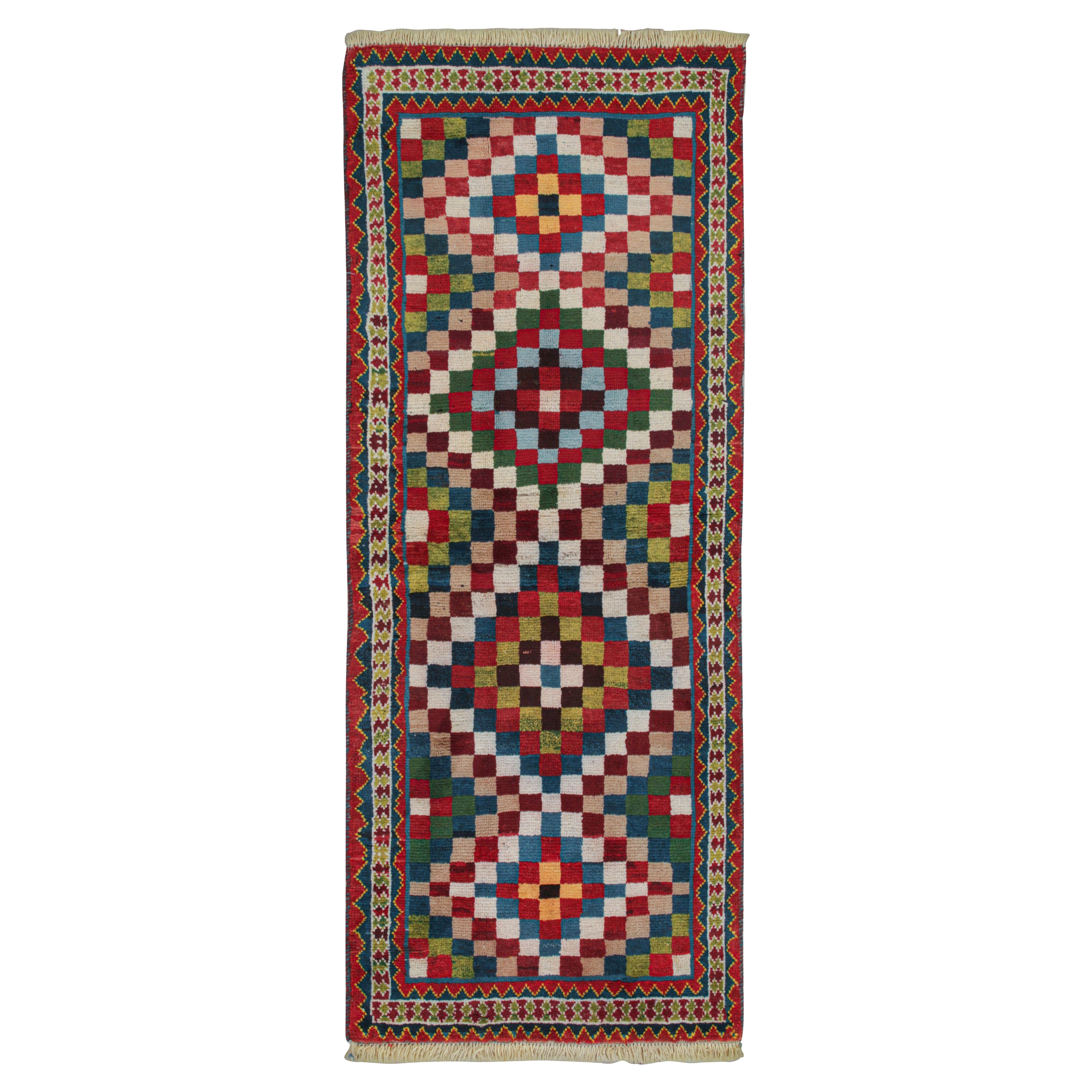 Qashqai Persischer Gabbeh-Läufer im Vintage-Stil mit geometrischen Mustern von Rug & Kilim