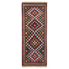 Qashqai Persischer Gabbeh-Läufer im Vintage-Stil mit geometrischen Mustern von Rug & Kilim