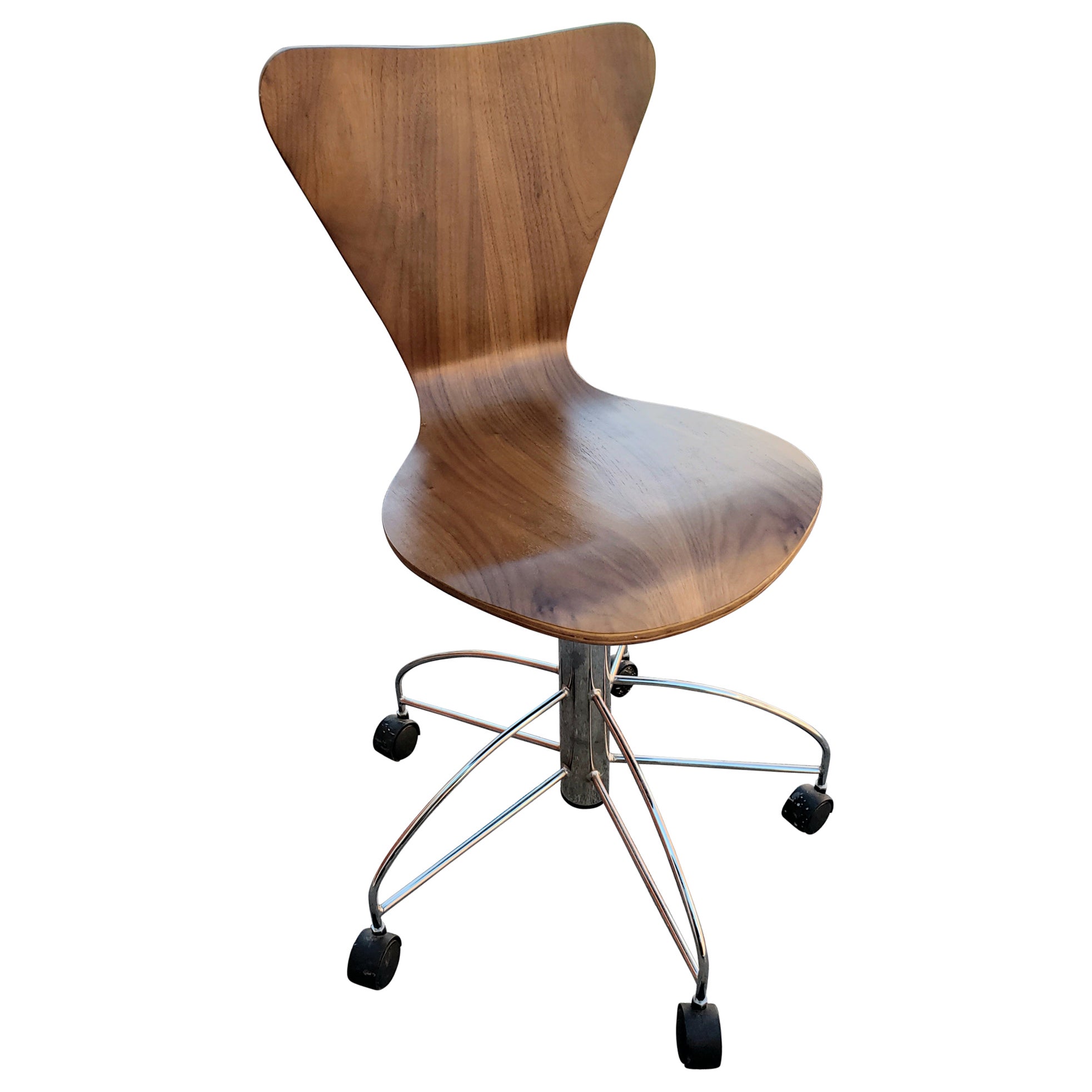 Chaise de bureau pivotante danoise en teck à hauteur réglable d'Arne Jacobsen en vente